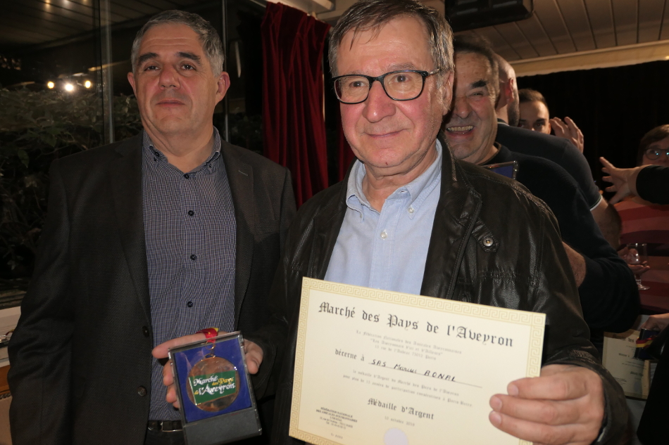 Des médailles pour les plus fidèles exposants du Marché des Pays de l'Aveyron - Marché des Pays de l Aveyron